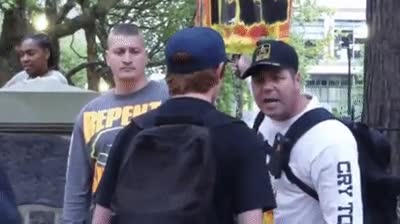 싸움 잘하는 남자의 여유. GIF