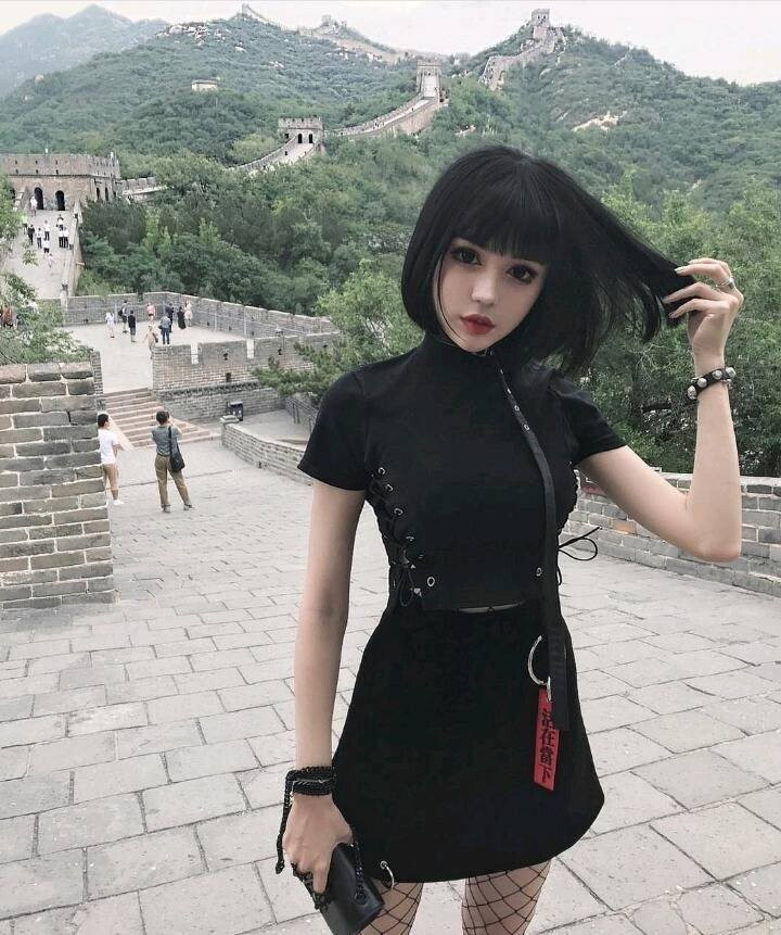 화장으로 떡칠한 여자의 충격적인 생얼