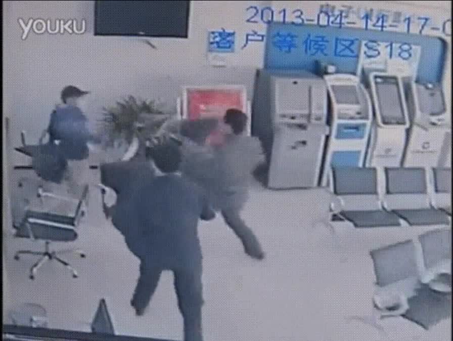 남자셋이 사람 한 명을 의자로 폭행한 사건
