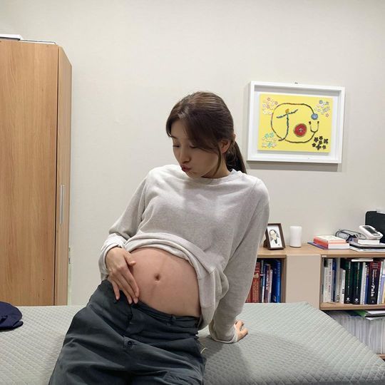 "깜짝이야"…수지, '백두산' 800만 기념 만삭 사진 공개