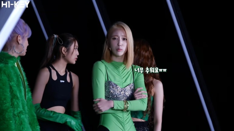 걸그룹이 옷을 얇게 입어도 추위를 안타는 이유.jpg