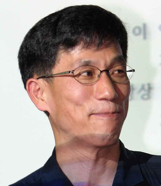 진중권 “가증스러운 위선…” 문 정권 향해 연일 날선 독설