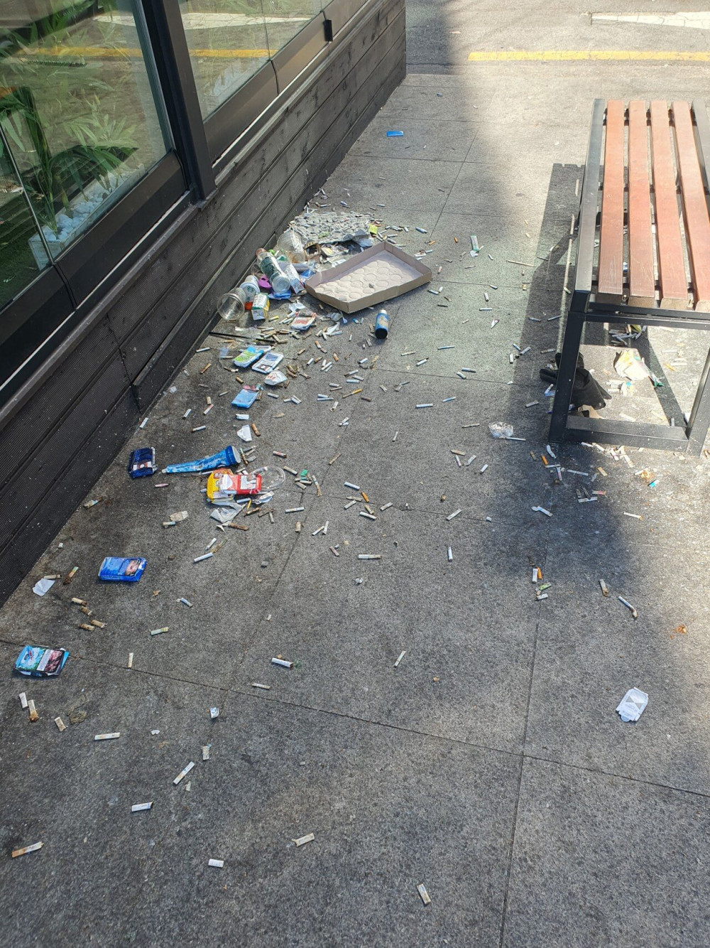 혐주의) 연휴가 끝난 서울 수유역 길거리... 흡연충들 흔적