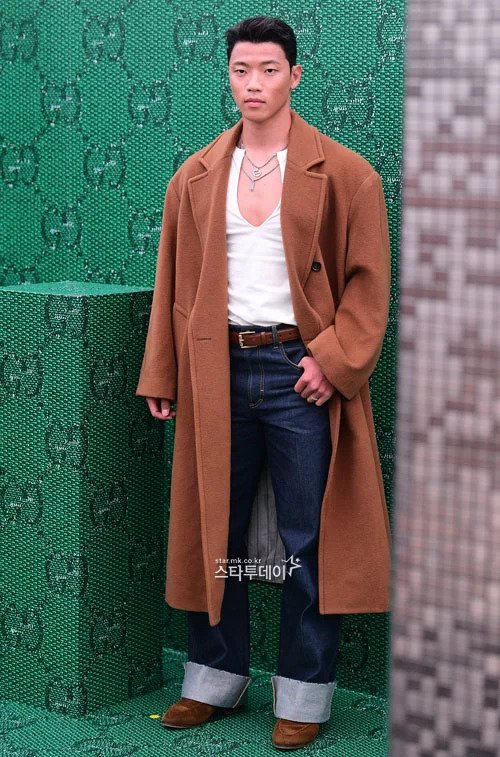 최고기온 32도... 오늘자 황희찬 패션 근황