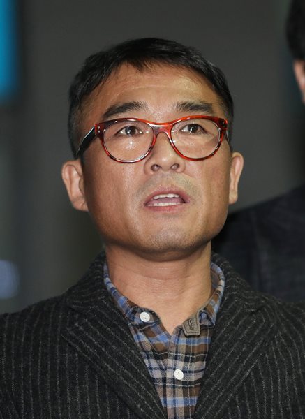 “친구끼리 뽀뽀도 못 해주냐” 김건모 성추행 추가 폭로